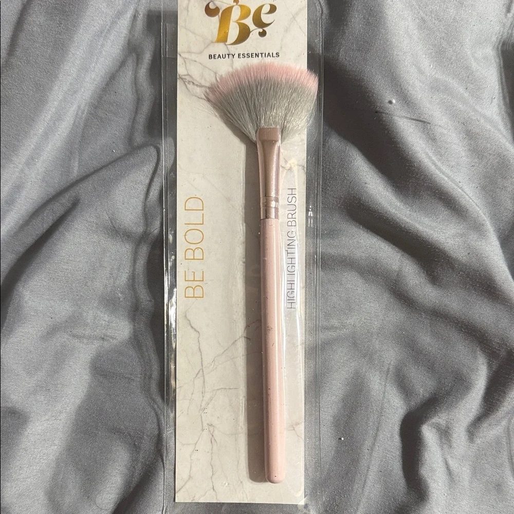 NWT Highlighting Makeup Brush Set